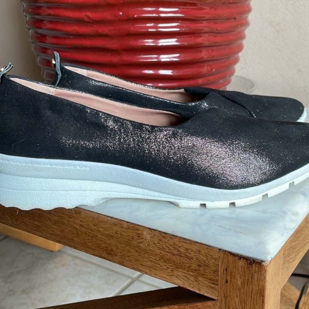 TARYN ROSE “Eliza” Metallic Walking Shoes for Women.  Sz: 9.5